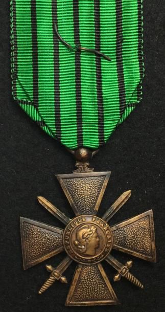 null Croix de Guerre 1941, en bronze patiné, les chiffres sans empattements, ruban...