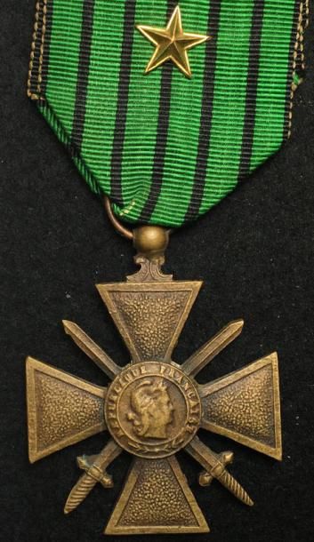 null Croix de Guerre 1942, en bronze patiné, les chiffres épais avec empattements,...