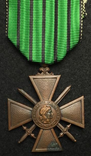null Croix de Guerre 1943, en bronze à patine foncée (tache), les chiffres fins avec...
