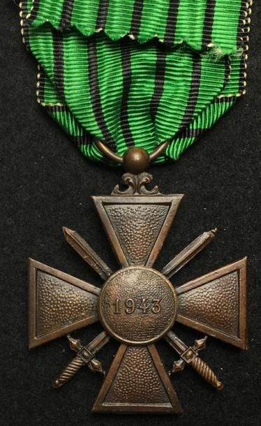 null Croix de Guerre 1943, en bronze à patine foncée (tache), les chiffres fins avec...