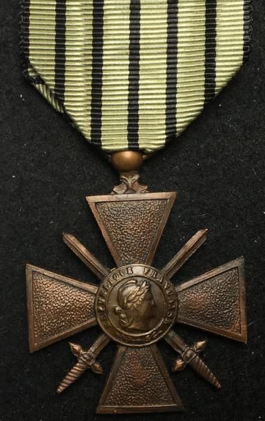 null Croix de Guerre 1944, en bronze patiné, les chiffres petits avec empattements,...
