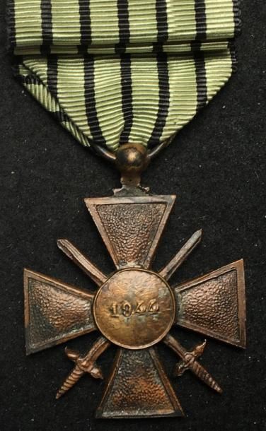 null Croix de Guerre 1944, en bronze patiné, les chiffres petits avec empattements,...