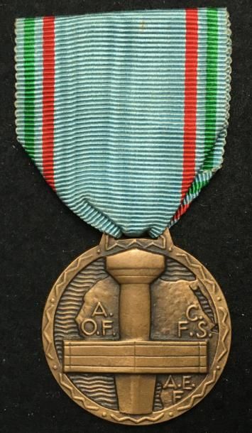 null Médaille du Mérite de l'Afrique Noire Française, créée en 1941, en bronze patiné,...
