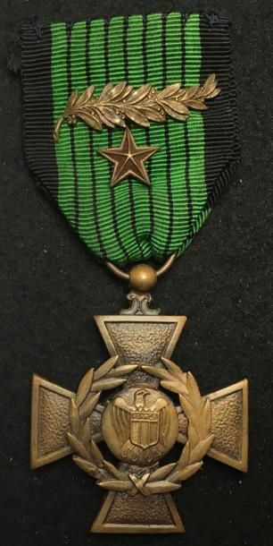 null Croix de Guerre Légionnaire, créée en 1942, modèle dit «Delande» en bronze patiné,...