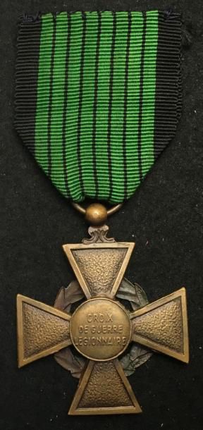null Croix de Guerre Légionnaire, créée en 1942, modèle dit «Delande» en bronze patiné,...