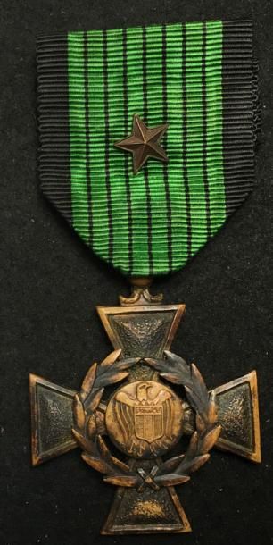 null Croix de Guerre Légionnaire, modèle dit «Johnson» en bronze patiné, ruban avec...