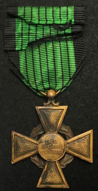 null Croix de Guerre Légionnaire, modèle dit «Johnson» en bronze patiné, ruban avec...