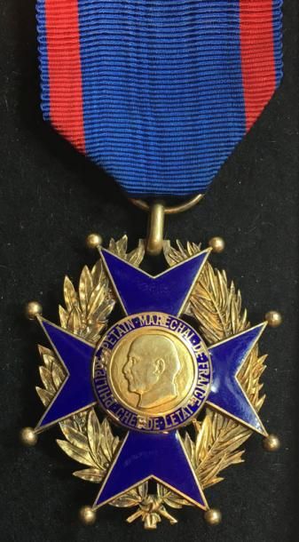 null Ordre National du Travail, fondé en 1942, croix de chevalier en vermeil et émail,...