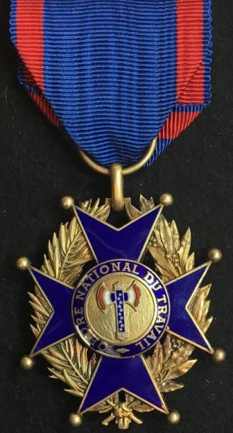 null Ordre National du Travail, fondé en 1942, croix de chevalier en vermeil et émail,...