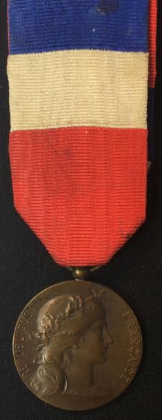 null Médaille d'honneur du Secrétariat d'État à la Production Industrielle, en bronze...