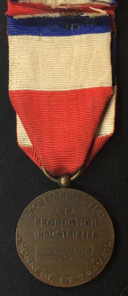 null Médaille d'honneur du Secrétariat d'État à la Production Industrielle, en bronze...