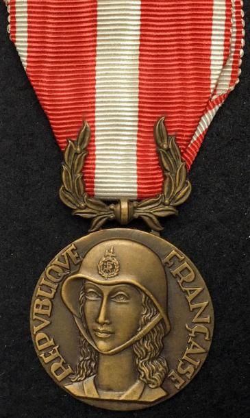null Médaille de la Valeur Militaire, créée en 1956, premier type en bronze patiné...
