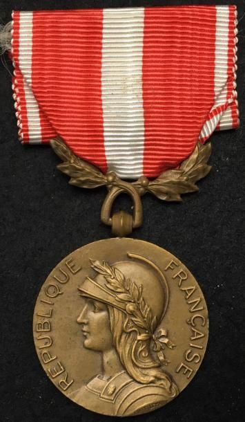 null Médaille de la Valeur Militaire, deuxième type en bronze patiné à la République...