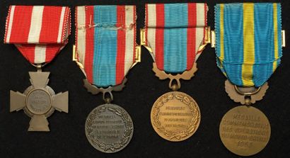 null Lot de quatre médailles : une Croix de la Valeur Militaire, en bronze à patine...