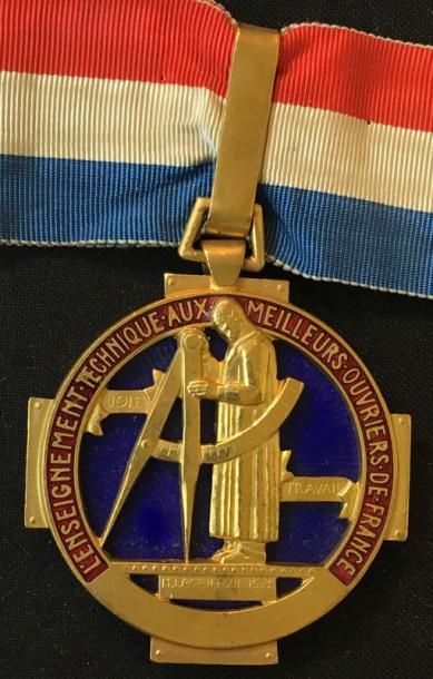 null Médaille du Meilleur Ouvrier de France, créée en 1932, bijou signé Lagriffoul...