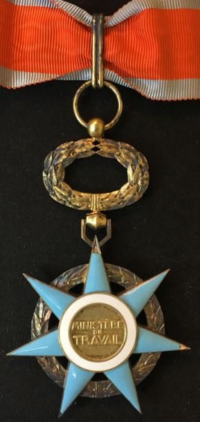 null Ordre du Mérite Social, fondé en 1936, bijou de commandeur signé P. Turin en...