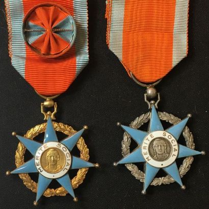 null Ordre du Mérite Social, lot de deux étoiles : une d'officier en vermeil et émail...