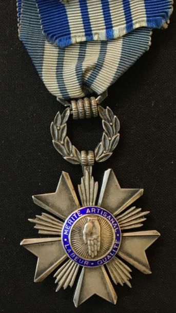 null Ordre du Mérite Artisanal, fondé en 1948, insigne de chevalier en argent et...