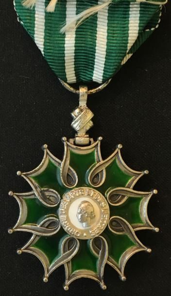 null Ordre des Arts et Lettres, fondé en 1957, insigne de chevalier en argent et...