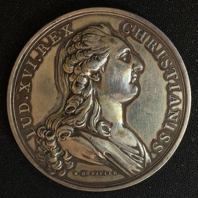 null 1789. Médaille de récompense au profil de Louis XVI à droite par Du Vivier,...