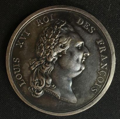 null 1791. Médaille de récompense au profil de Louis XVI à droite la tête ornée d'une...