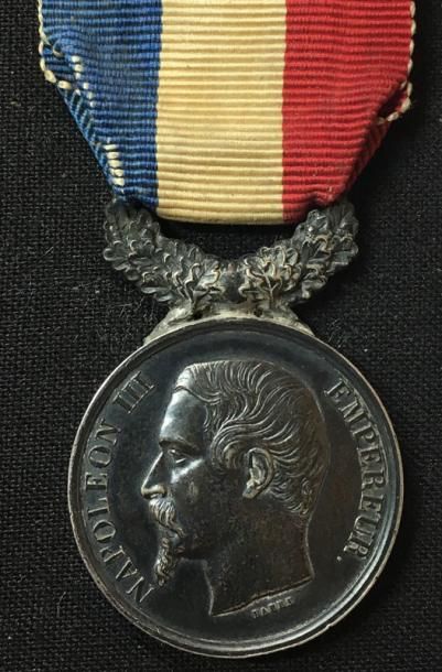 null Second Empire, médaille d'honneur de 2e classe en argent au profil de Napoléon...