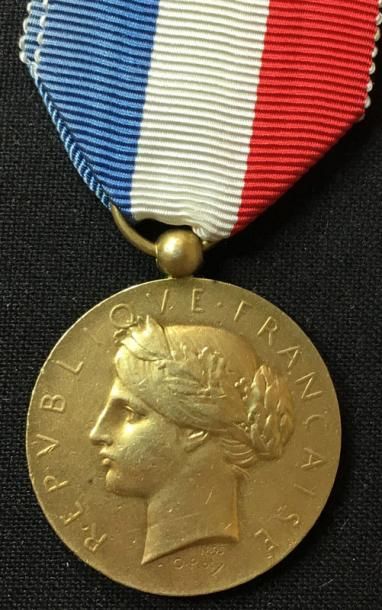 null IIIe République, médaille d'honneur de vermeil au profil de la République à...