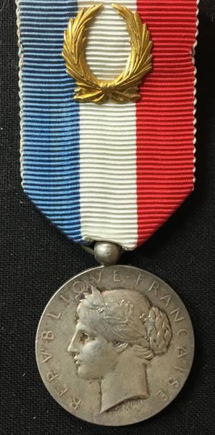 null IIIe République, médaille d'honneur 1re classe en argent au profil de la République...