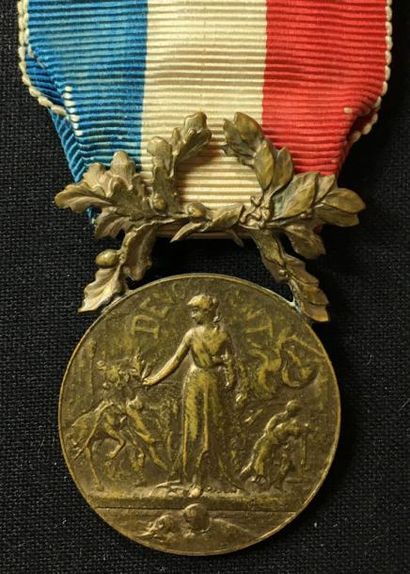 null IIIe République, médaille d'honneur en bronze du type Coudray, attribution gravée...