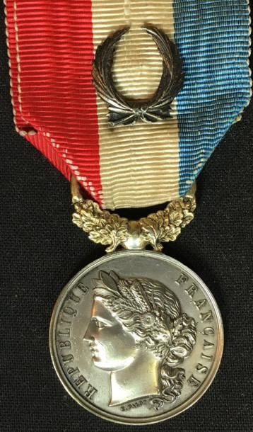 null IIIe République, médaille d'honneur de 1re classe en argent, frappe privée au...