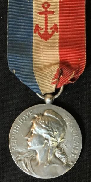 null IIIe République, médaille d'honneur de 2e classe en argent, au profil de la...