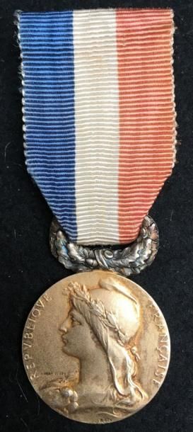 null IIIe République, médaille d'honneur de 2e classe or, en vermeil, même type par...