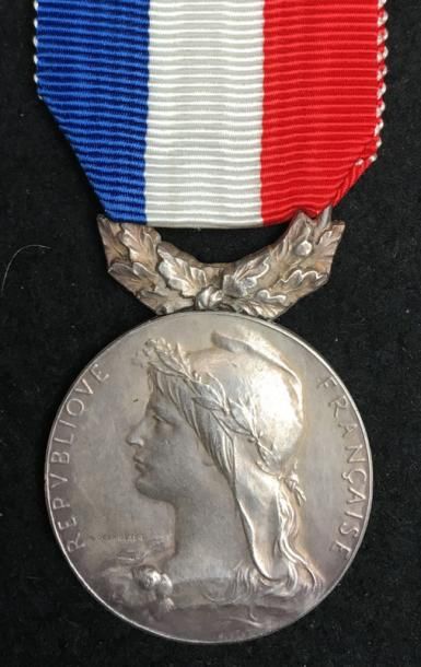 null IIIe République, médaille d'honneur de 2e classe argent, en bronze argenté,...