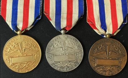 null Médaille d'honneur de l'Aéronautique et des Transports aériens, lot de trois...