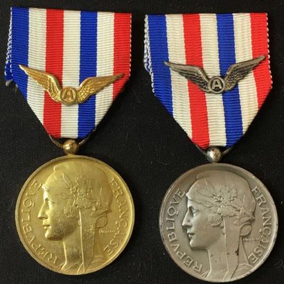 null Médaille d'honneur de l'Aéronautique, groupe de deux médailles du deuxième type...