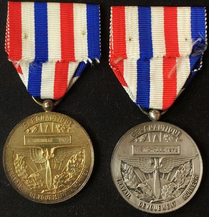 null Médaille d'honneur de l'Aéronautique, groupe de deux médailles du deuxième type...