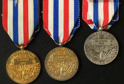 null Médaille d'honneur de l'Aéronautique, lot de trois médailles du troisième type...