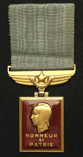 null Médaille de l'Aéronautique, créée en 1945, en bronze doré et émaillé, poinçon...