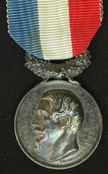 null Second Empire, médaille d'honneur en argent au profil de Napoléon III non lauré...