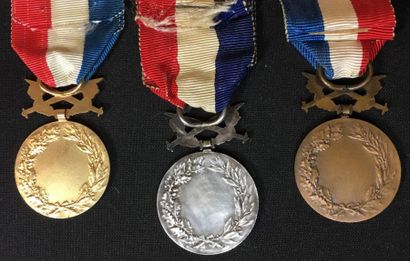 null Médaille d'honneur des Affaires Étrangères, lot de trois médailles à titre militaire...