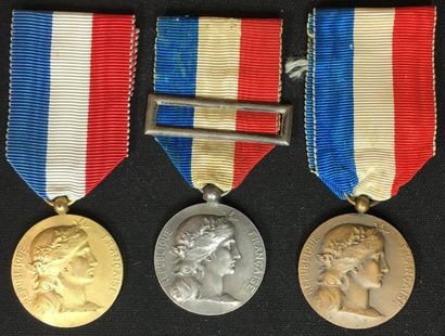 null Médaille d'honneur des Affaires Étrangères, lot de trois médailles à titre civil...