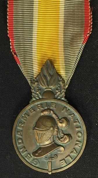 null Médaille de la Gendarmerie Nationale, créée en 1949, en bronze patiné (légère...