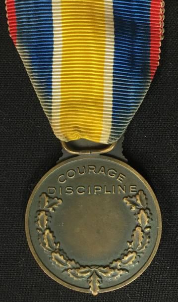 null Médaille de la Gendarmerie Nationale, créée en 1949, en bronze patiné (légère...