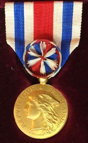 null Ministère de la Guerre, médaille d'honneur du Service de Santé militaire, créée...