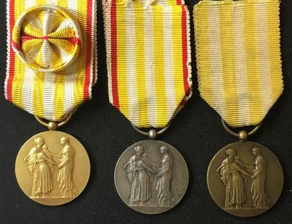 null Médaille d'honneur de l'Assistance publique, lot de trois médailles du premier...