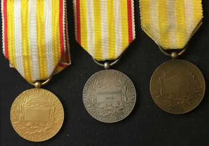 null Médaille d'honneur de l'Assistance publique, lot de trois médailles du premier...