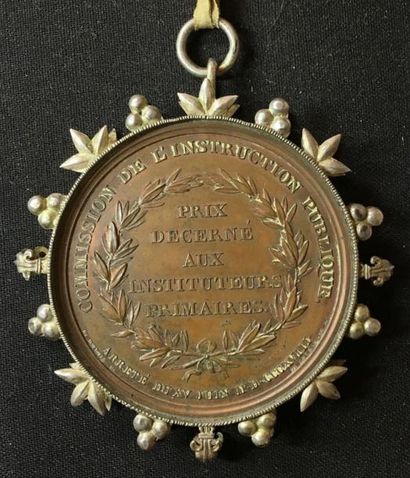 null Restauration - Médaille des Instituteurs en bronze au profil de Louis XVIII,...