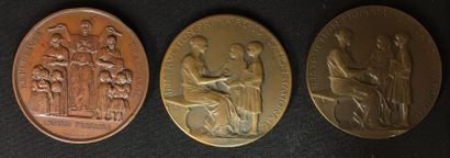 null IIIe République - Lot de trois médailles des instituteurs en bronze : une du...