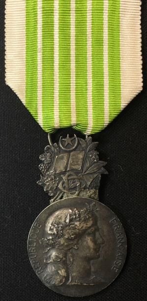 null Médaille d'honneur des Contributions diverses d'Algérie, créée en 1907, en argent...