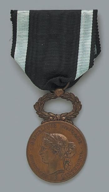 null Ministère de l'Intérieur, médaille d'honneur de la Mutualité en bronze, au profil...
